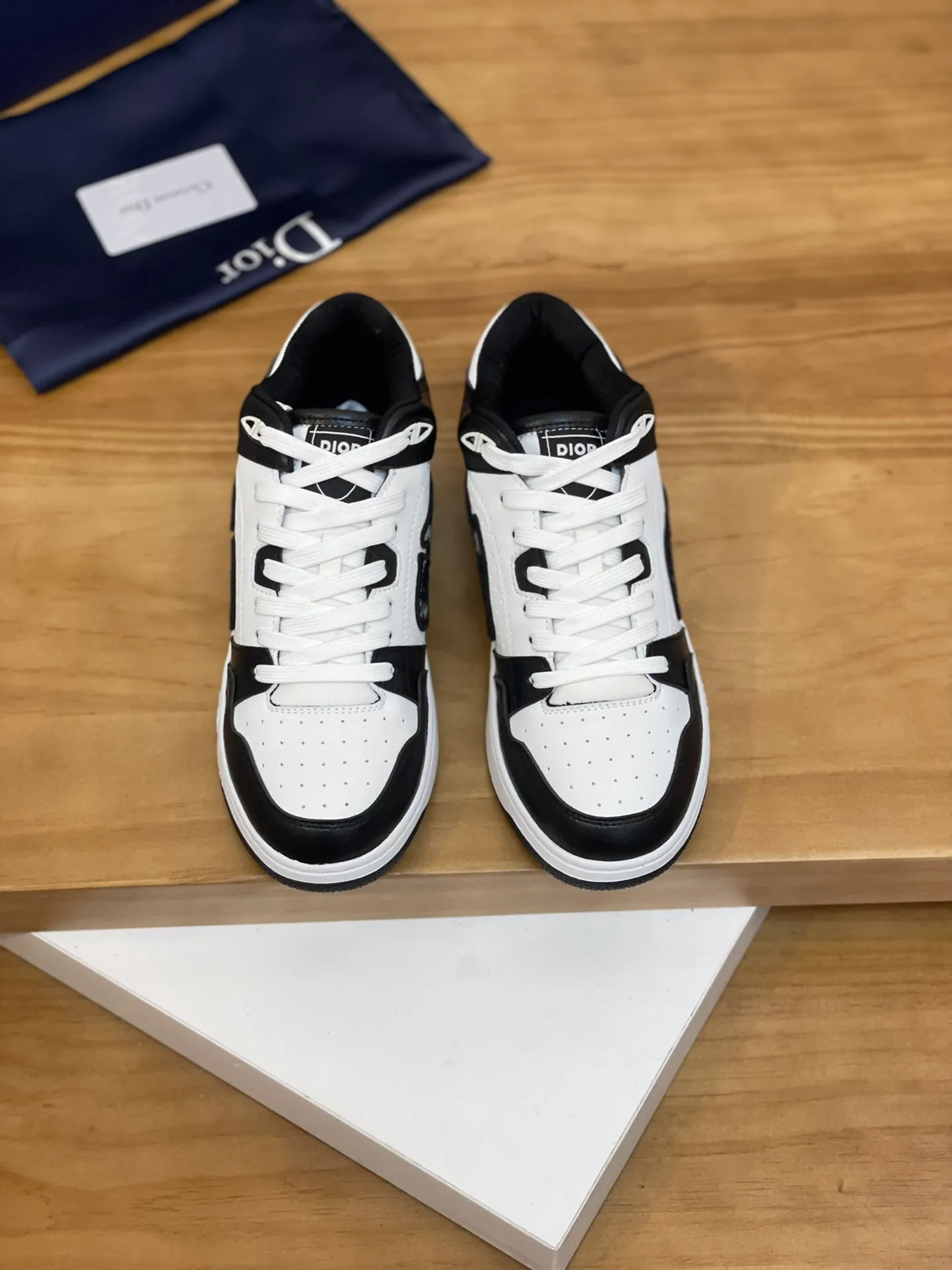 Men's shoes: 💰P440¥ Product trademark: Dior* "Dior*" high-top casual shoes Regular size: 38-44 (can be customized to 45.46) Product materials: Upper imported cowhide stitched with original fabric, breathable lining, original outsole. Number: 1006